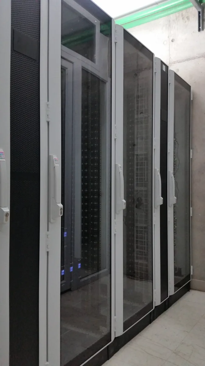 Pasillo de racks de un datacenter atendido por SC Informática