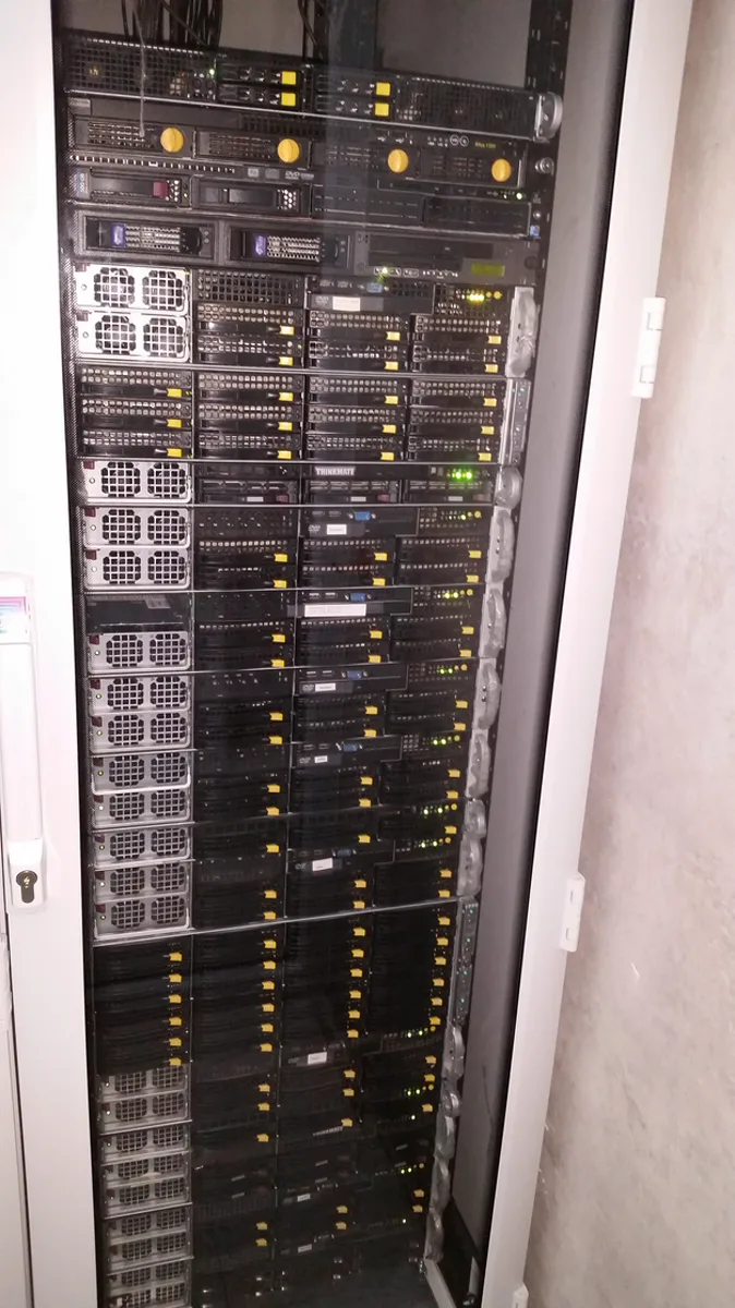 Detalle de servidores físicos en un rack de infraestructura