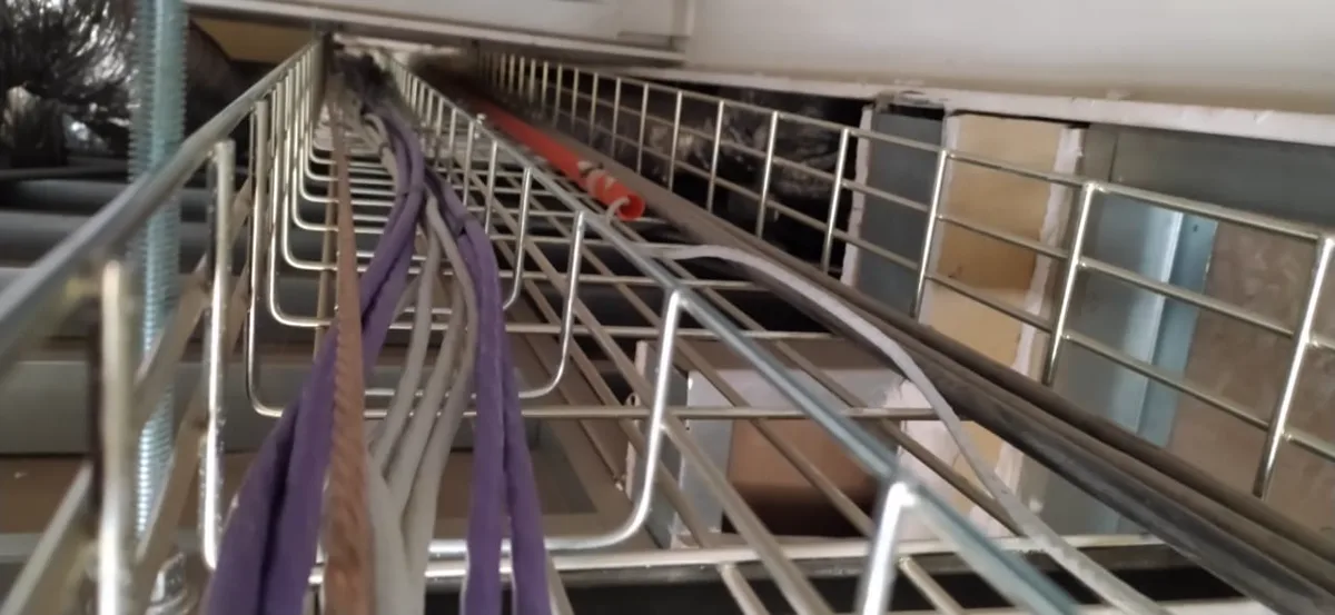 Cableado distribuido sobre bandejas portacables de una instalación