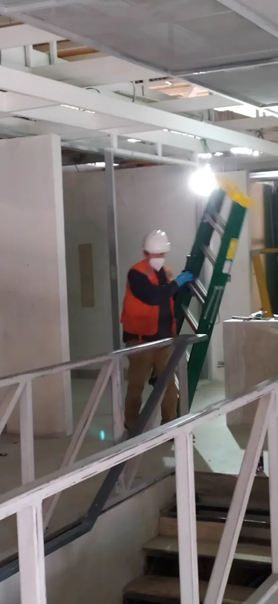 Técnicos de SC Informática trabajando en una instalación interior
