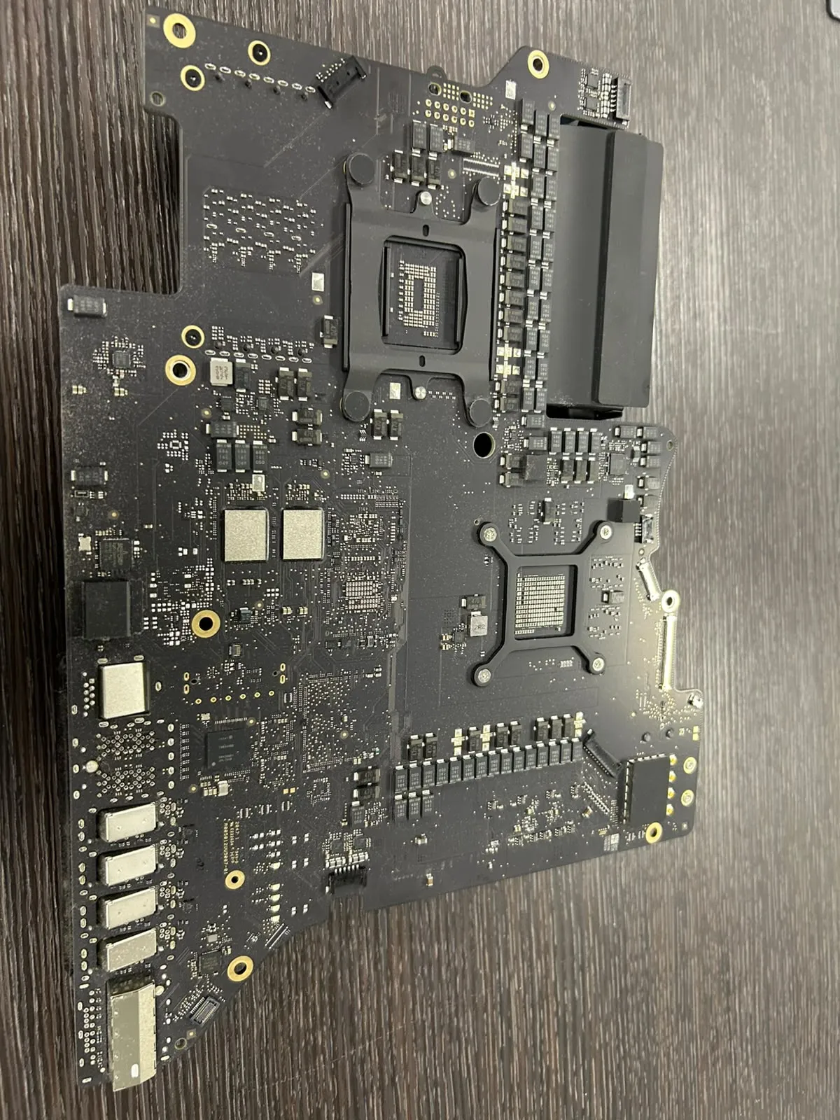 Placa de un iMac retirada del equipo para su mantención