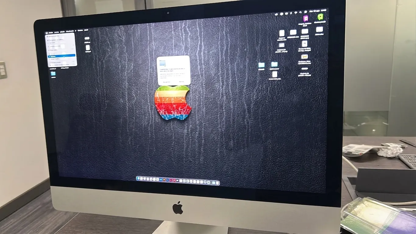 iMac encendido en el laboratorio durante su mantención