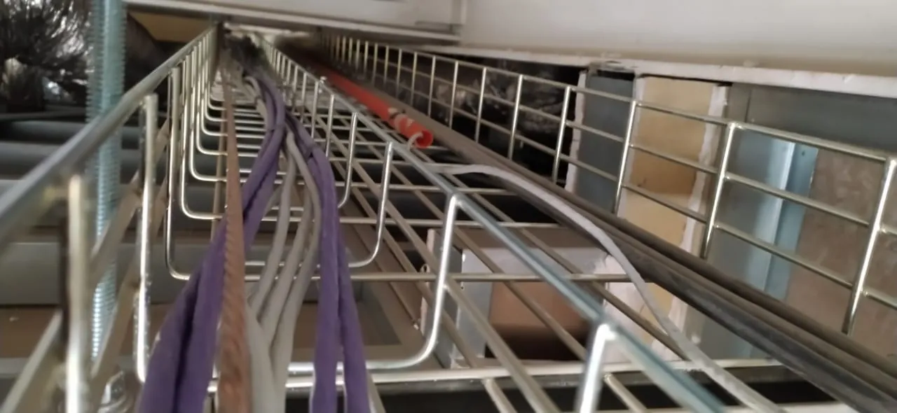 Cableado distribuido sobre bandejas portacables en altura
