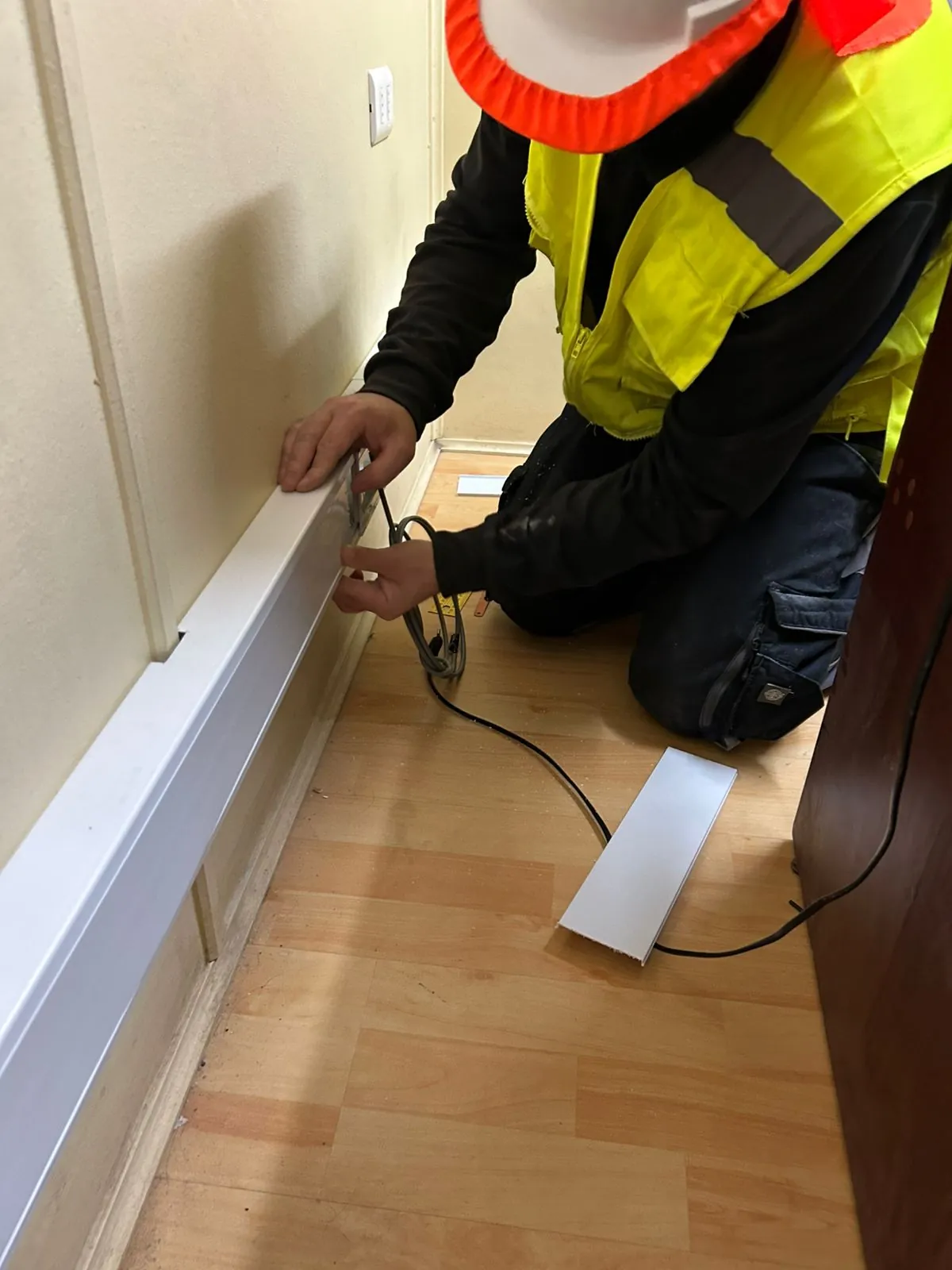 Técnico instalando canalización junto a los puestos de trabajo