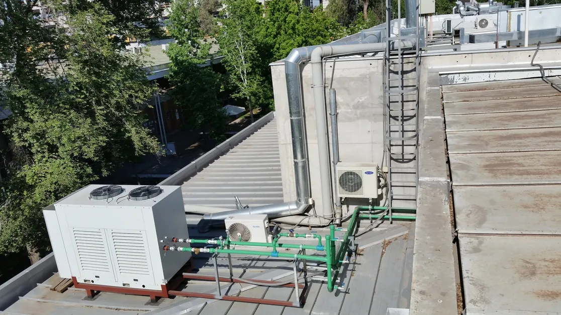 Equipos de climatización y cañerías en la azotea que atienden al datacenter