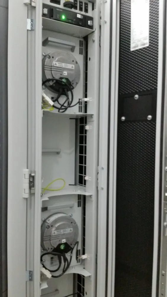Equipamiento instalado dentro de un rack de datacenter