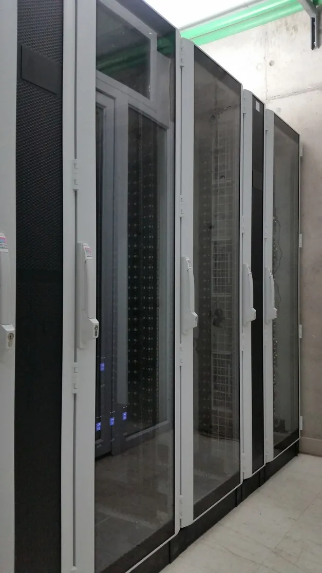 Pasillo entre racks cerrados de un datacenter