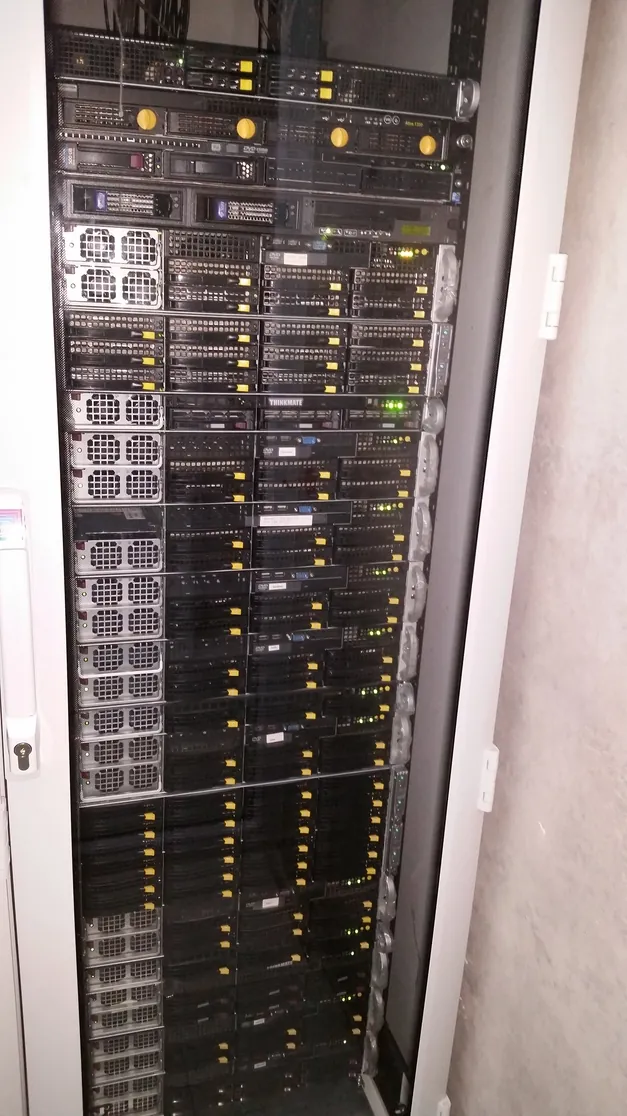 Fila de racks de datacenter con sus equipos encendidos
