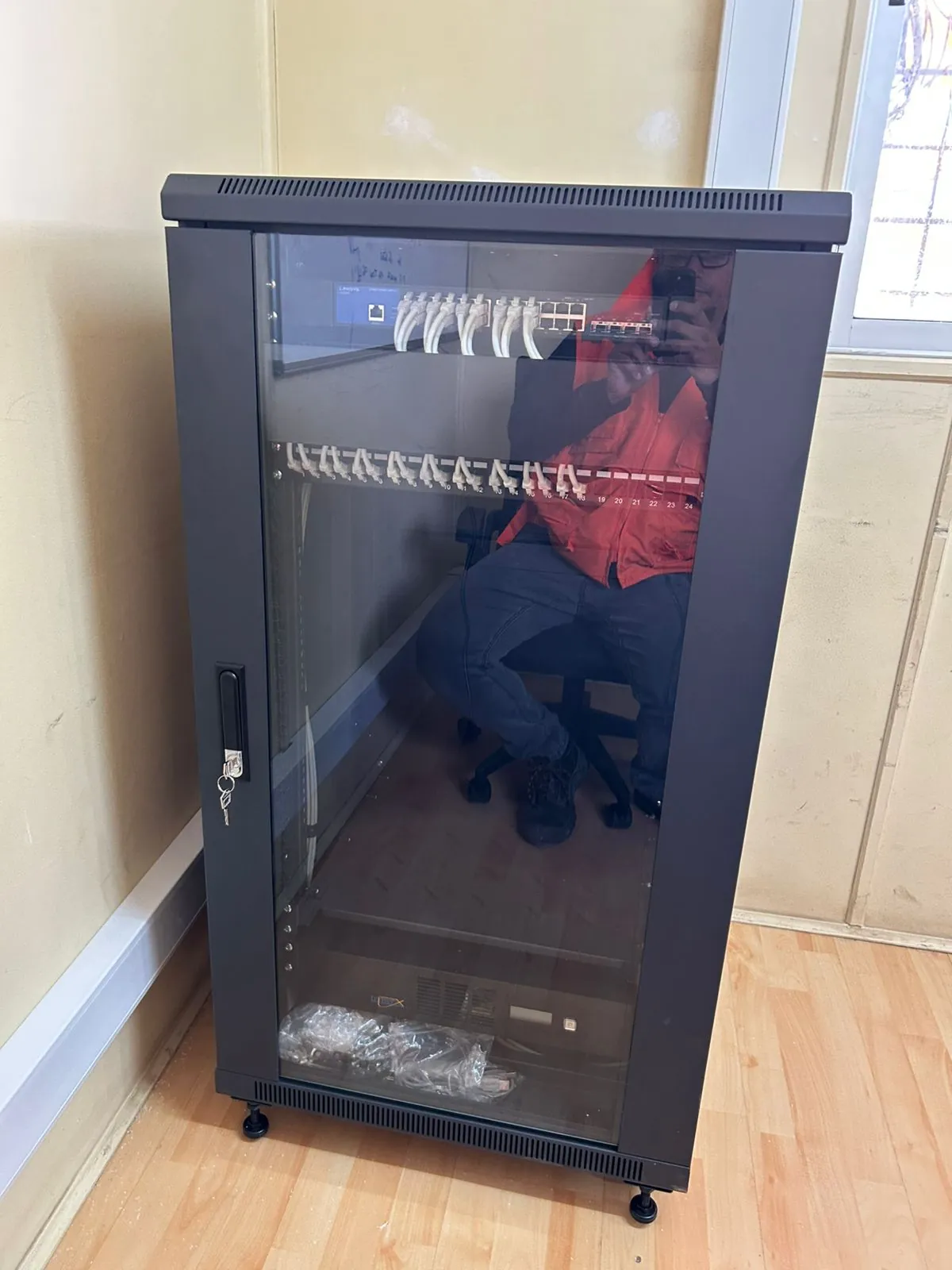 Gabinete de comunicaciones cerrado, ya instalado en la sala