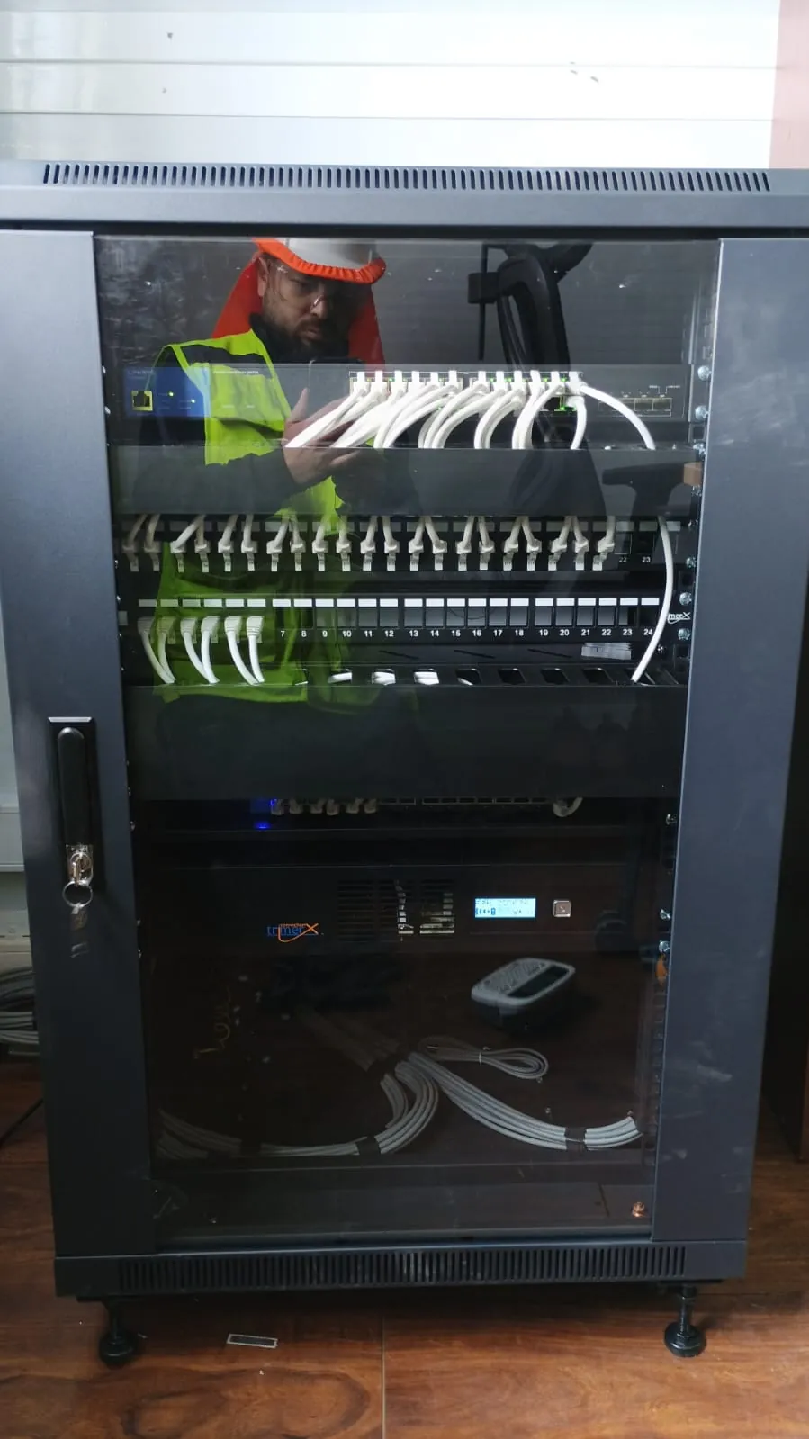Técnico montando el equipamiento dentro del rack de comunicaciones