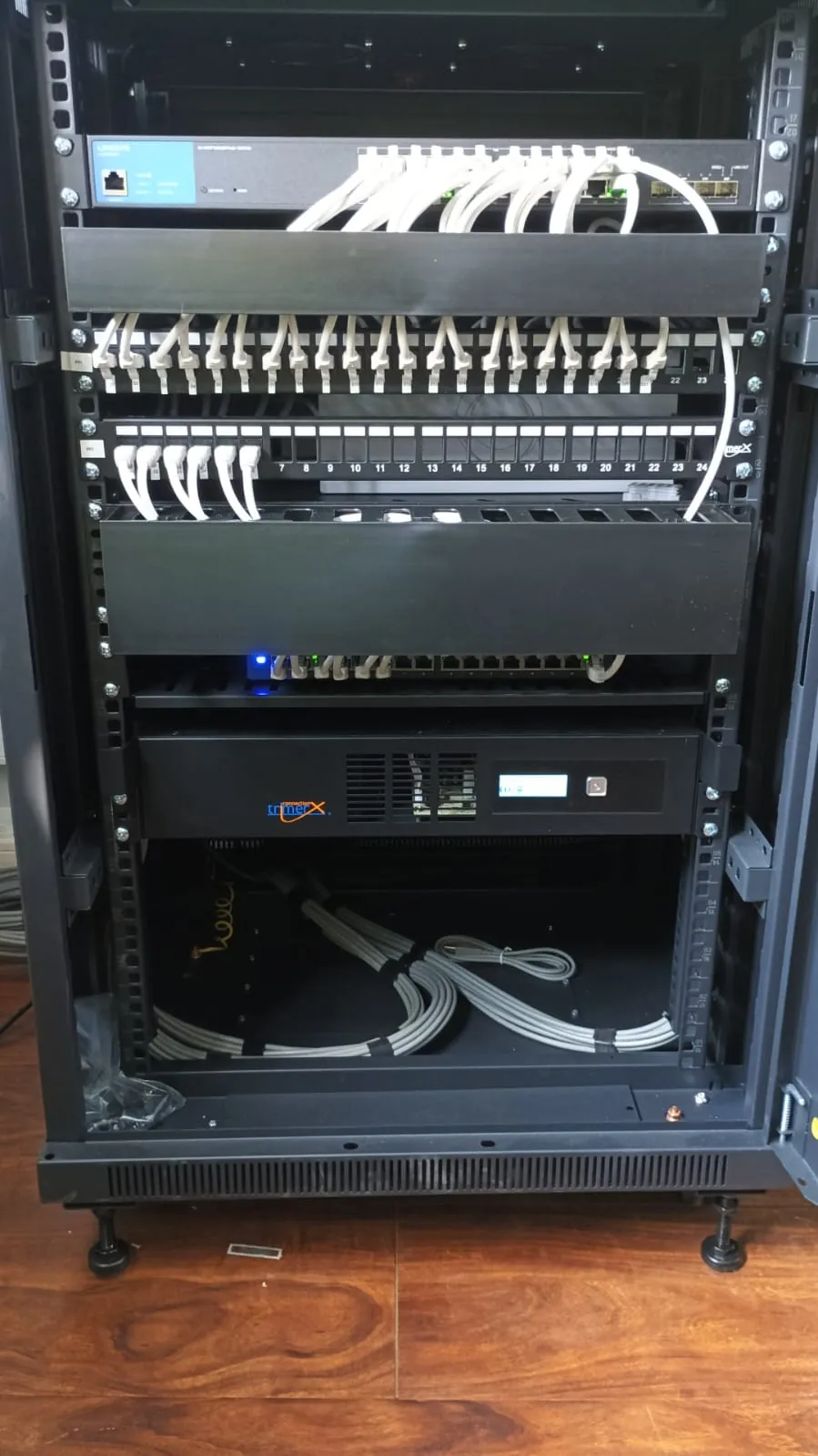 Patch panel con las terminaciones ordenadas dentro del rack de comunicaciones